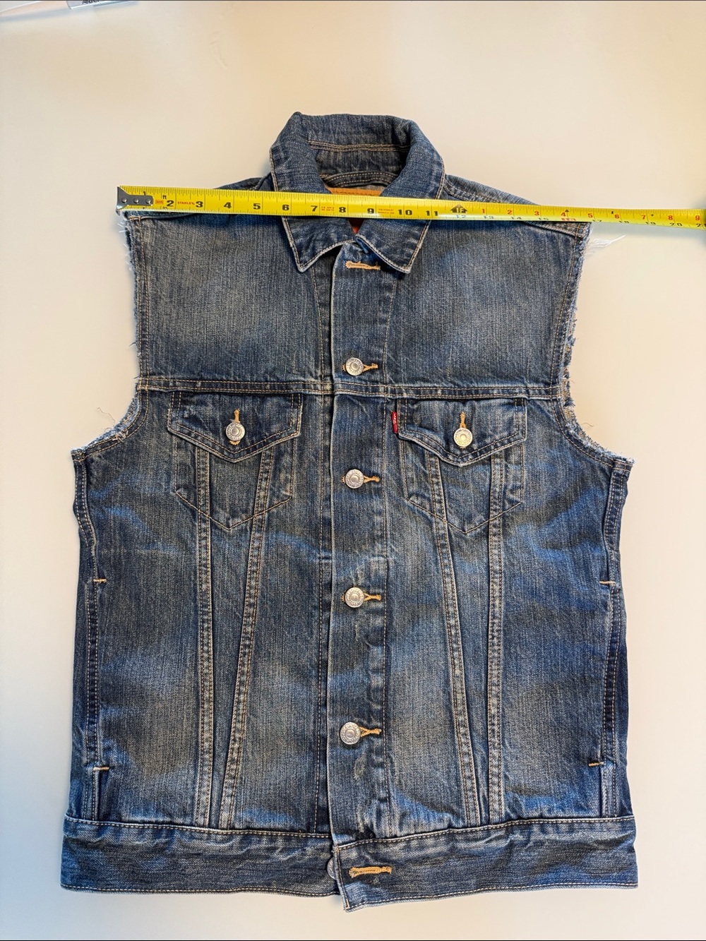 Levi’s Men's Relaxed Trucker Jacket Distressed Raw Torn Away Sleeve Size Small - Picture 14 of 15